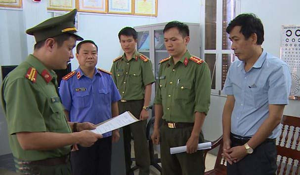 Cơ quan chức năng đọc lệnh bắt tạm giam các đối tượng liên quan đến đường dây sửa điểm ở Sơn La. Ảnh minh họa