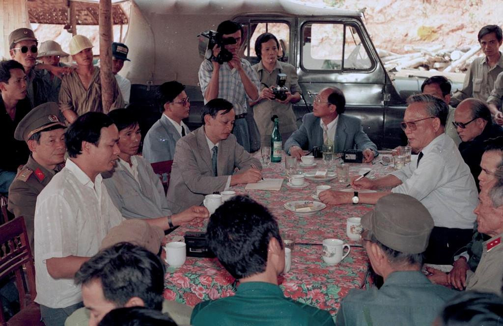 Chủ tịch nước Lê Đức Anh thăm và làm việc tại tỉnh Nghệ An ngày 27 - 28/10/1992. Ảnh: TTXVN