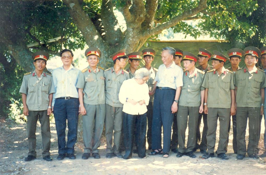 Chủ tịch nước Lê Đức Anh và phu nhân tại Nghệ An năm 1995. Ảnh: NVCC