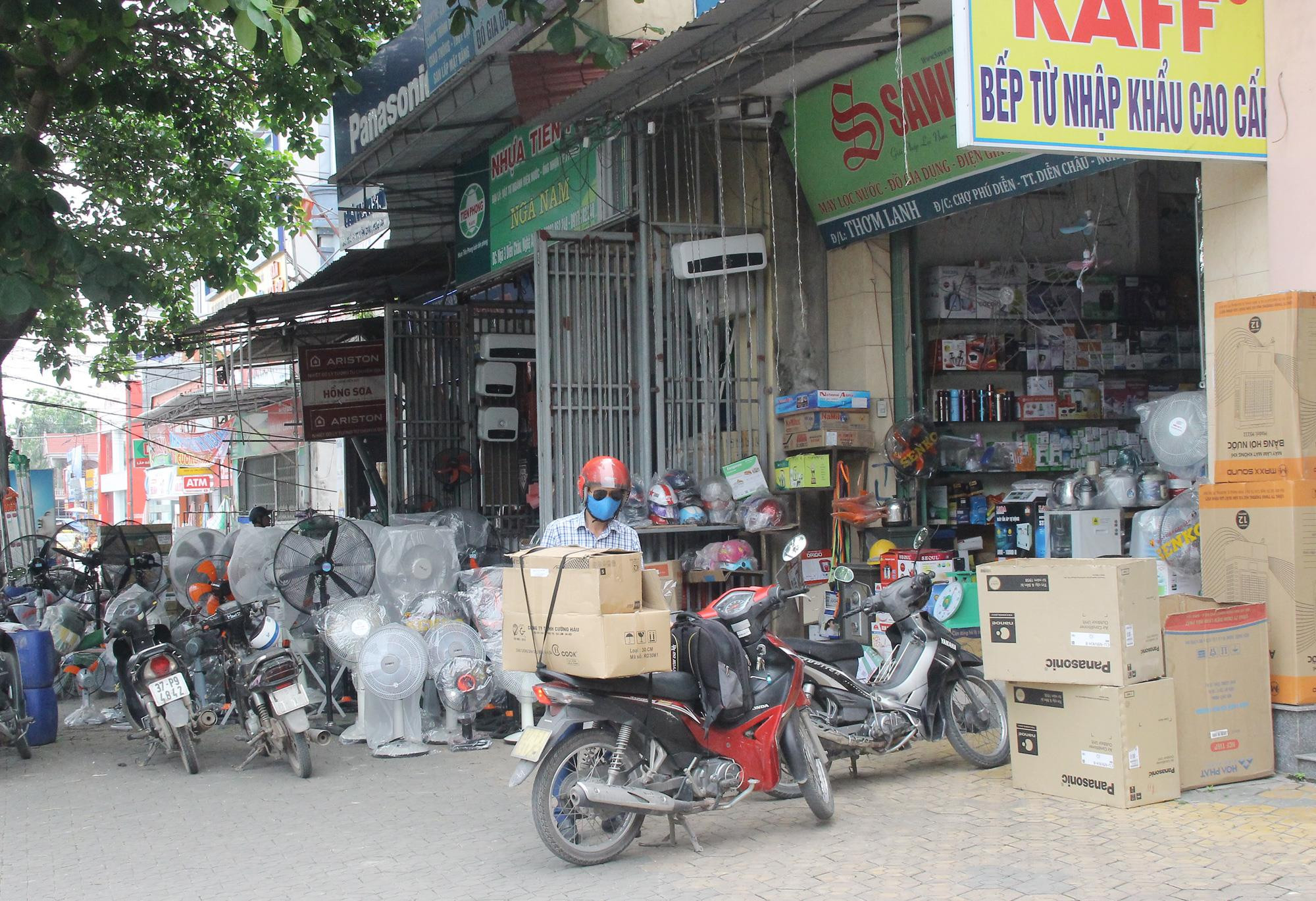 Thất thu thuế trong các hộ kinh doanh cá thể trên địa bàn Diễn Châu vẫn còn. Ảnh: Mai Hoa