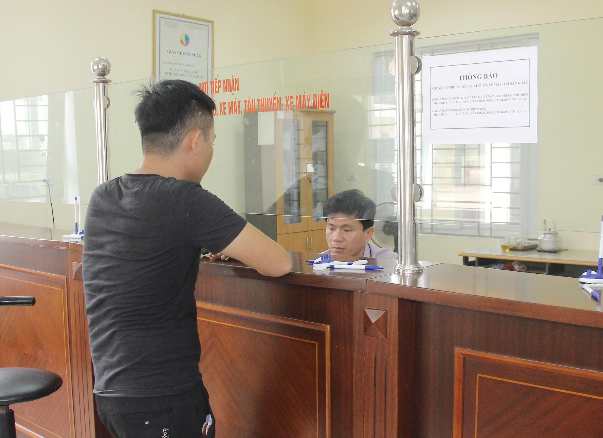 Bộ phận một cửa giải quyết thủ tục hành chính về thuế tại Chi cục Thuế huyện Diễn Châu. Ảnh: Mai Hoa