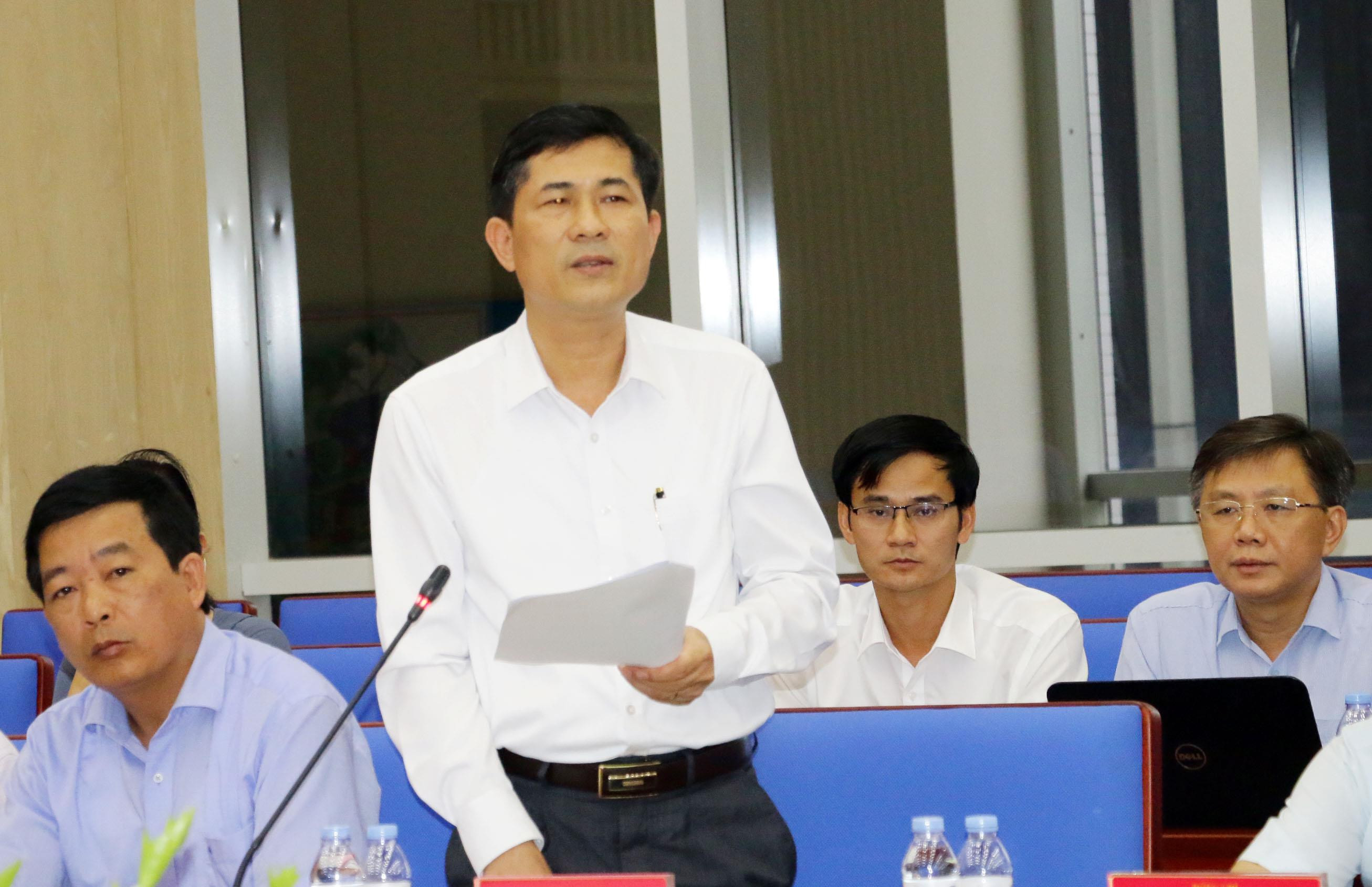 Giám đốc Sở Giáo dục và Đào tạo Thái Văn Thành báo cáo về dự thảo kế hoạch thí điểm trường trọng điểm, chất lượng cao. Ảnh: Mỹ Hà.