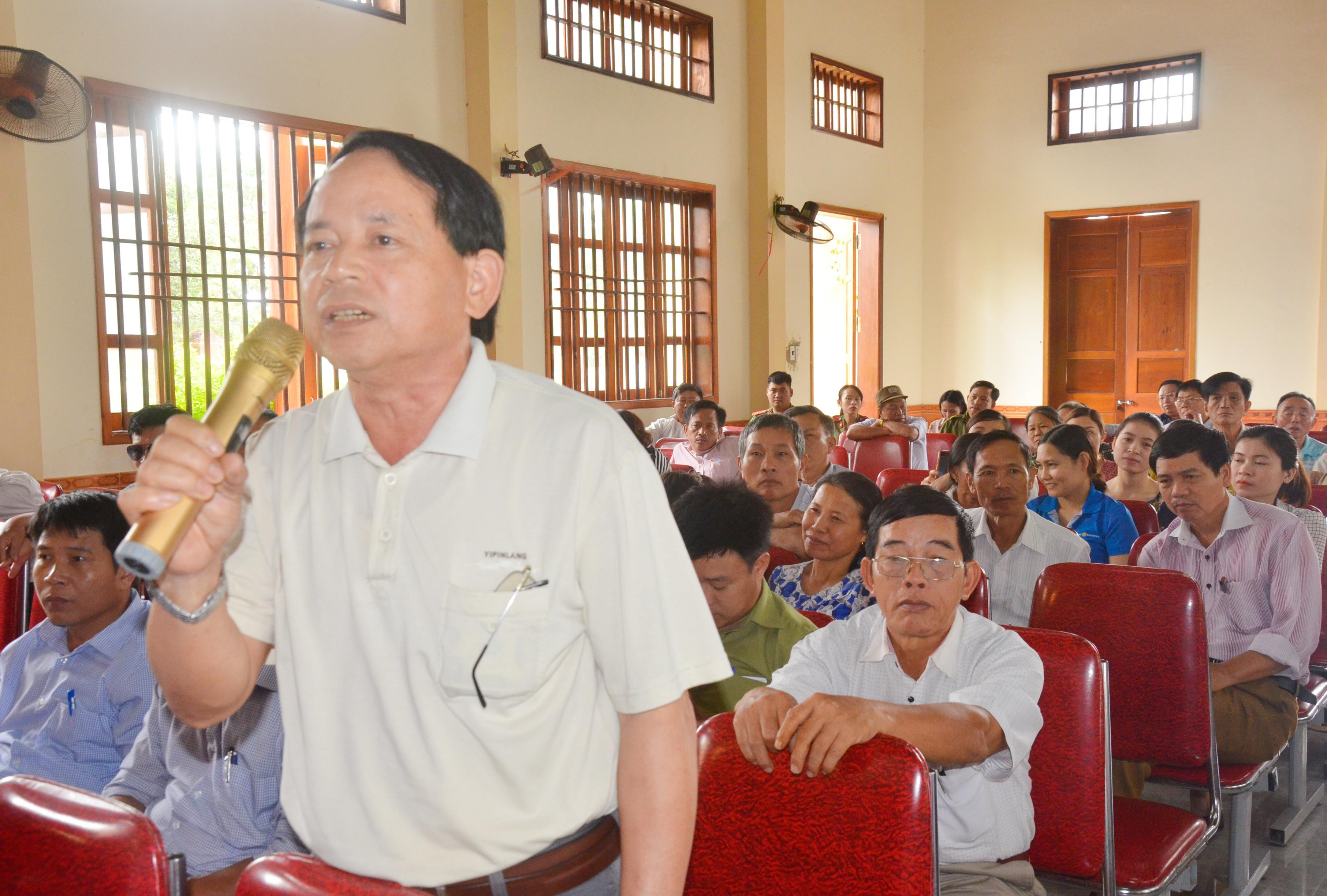Cử tri huyện Hưng Nguyên kiến nghị với đại biểu Quốc hội. Ảnh: Thanh Lê