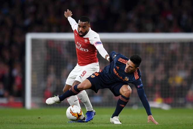 Lacazette (áo đỏ) tác giả cú đúp bàn thắng vào lưới Valencia Nguồn Getty