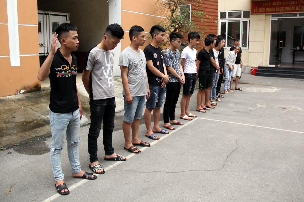 Nguyễn Hữu Tiến (ngoài cùng bên trài), cùng 12 thanh niên quê Quảng Trị tại Công an TP Vinh.
