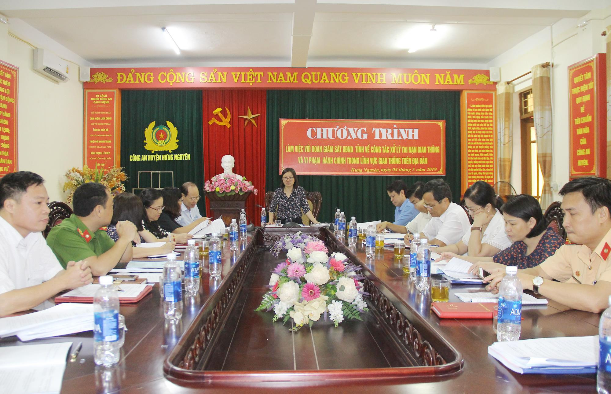 Bà Thái Thị An Chung - Phó trưởng ban Pháp chế HĐND tỉnh chủ trì cuộc làm việc. Ảnh: Minh Chi