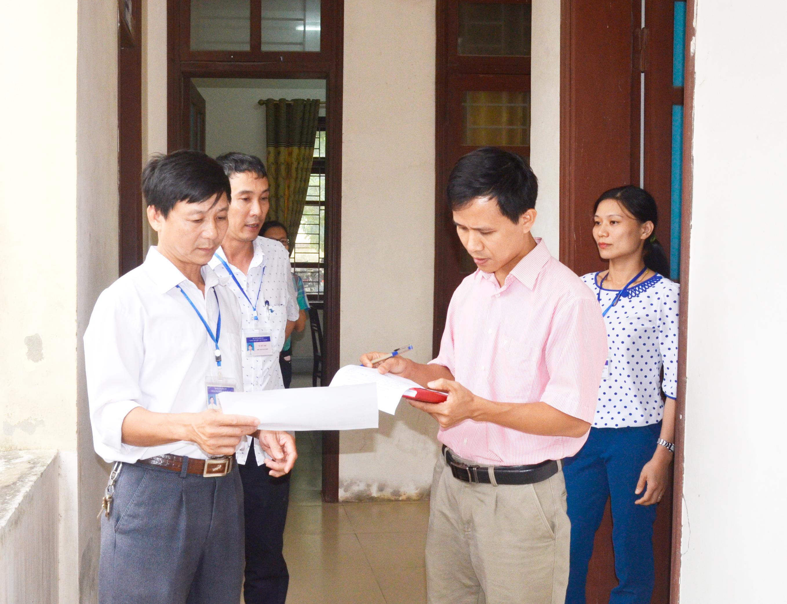 Kiểm tra đột xuất việc chấp hành ngày thứ 7 làm bù tại thị trấn Quán Hành huyện Nghi Lộc. Ảnh: Lê Thanh