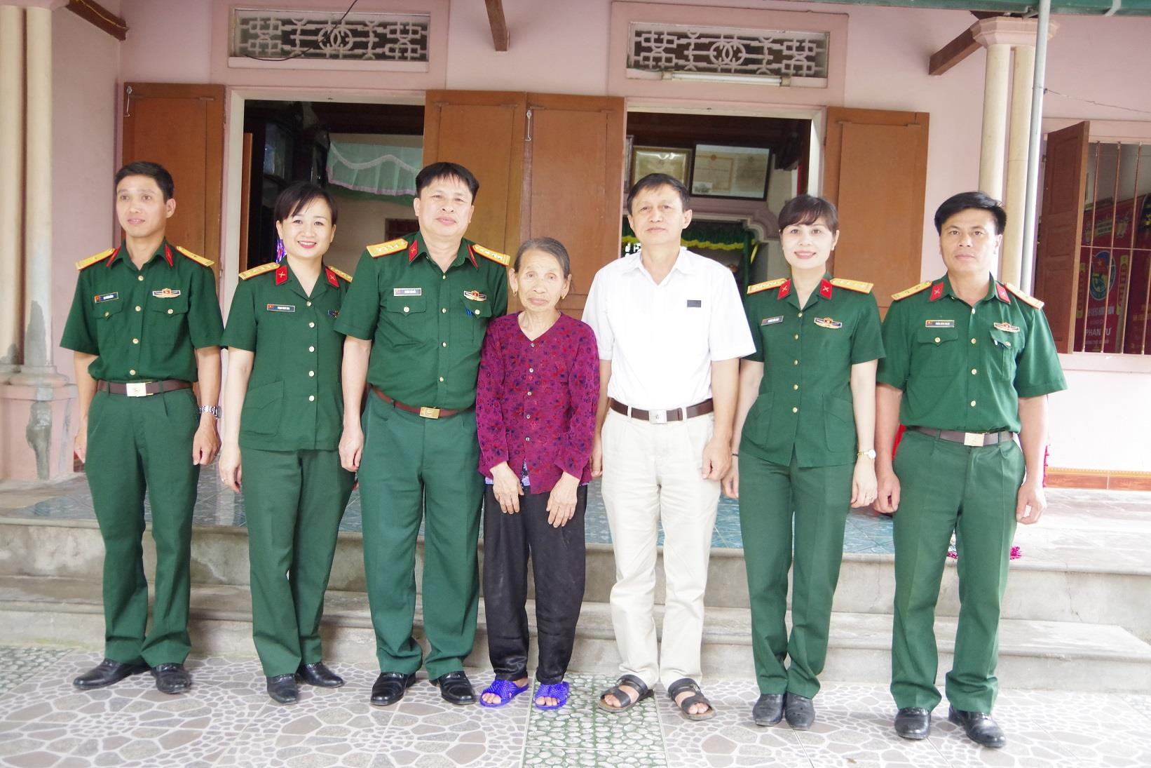 Đại tá Vương Kim Hải, Phó Chính ủy Bộ CHQS tỉnh trao quà cho thân nhân gia đình Anh hùng LLVTND Phan Tư tại xã Thọ Thành, huyện Yên Thành