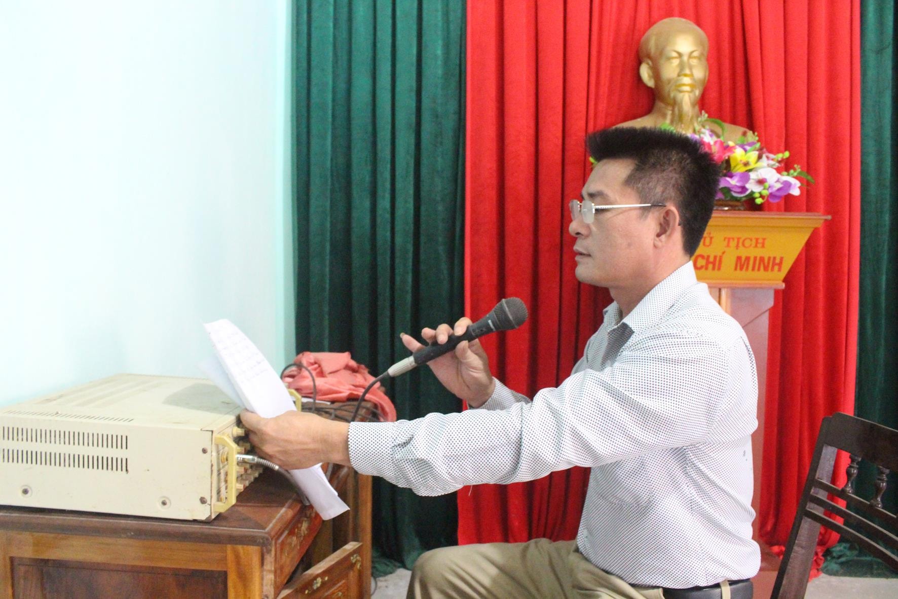 Trưởng thôn Phan Văn Thăng tuyên truyền chính sách qua hệ thống truyền thanh của xóm.