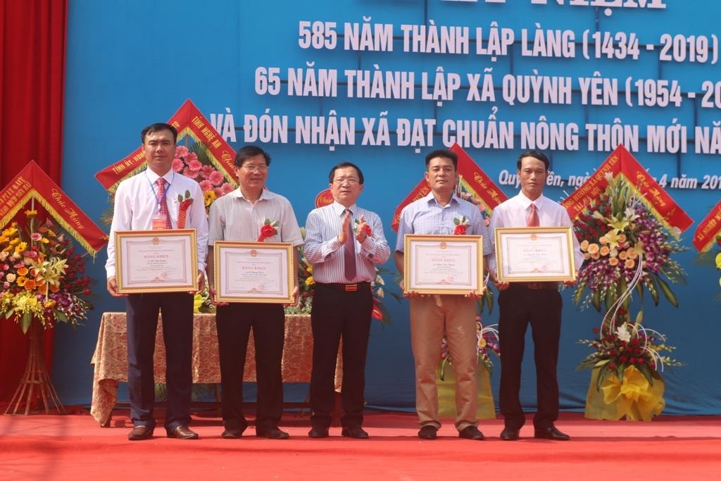 bna_Anh Phan Văn Thăng  (thứ 2 từ phải sang) nhận bằng khen của UBND tỉnh vì đã có thành tích xuất sắc trong phong trào XD NTM