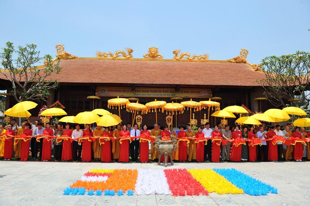 Cắt băng khánh thành Tòa Tam Bảo. Ảnh: Thành Cường