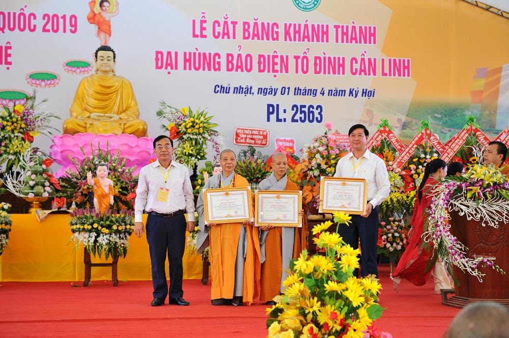 Đại diện Tập đoàn Tecco và các cá nhân được UBND tỉnh tặng bằng khen trong việc xây dựng - tu bổ chùa Cần Linh. Ảnh: Thành Cường