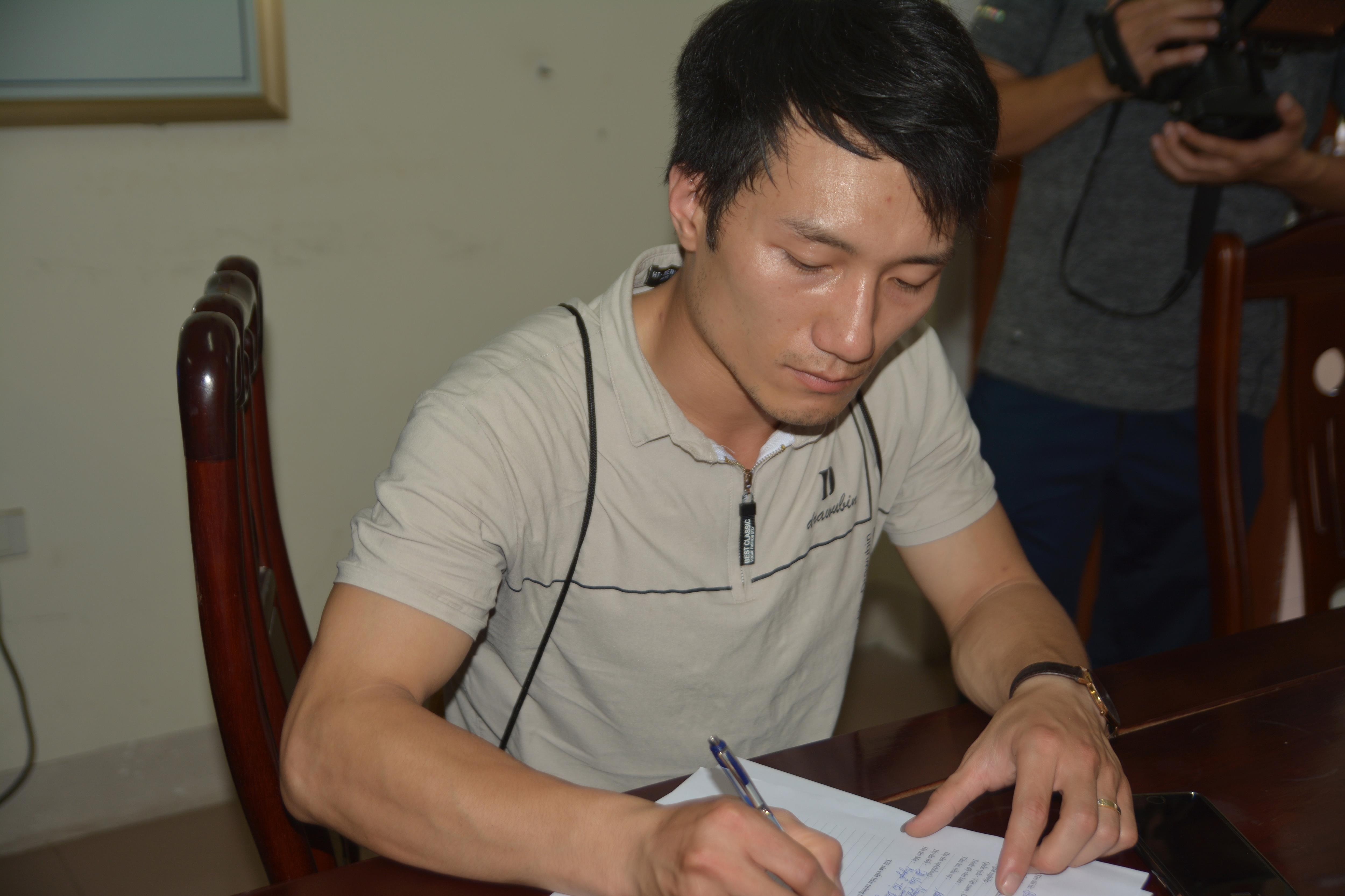 Chủ hàng Đô Xuân Trường làm việc tại cơ quan điều tra. Ảnh: Vũ Tuấn