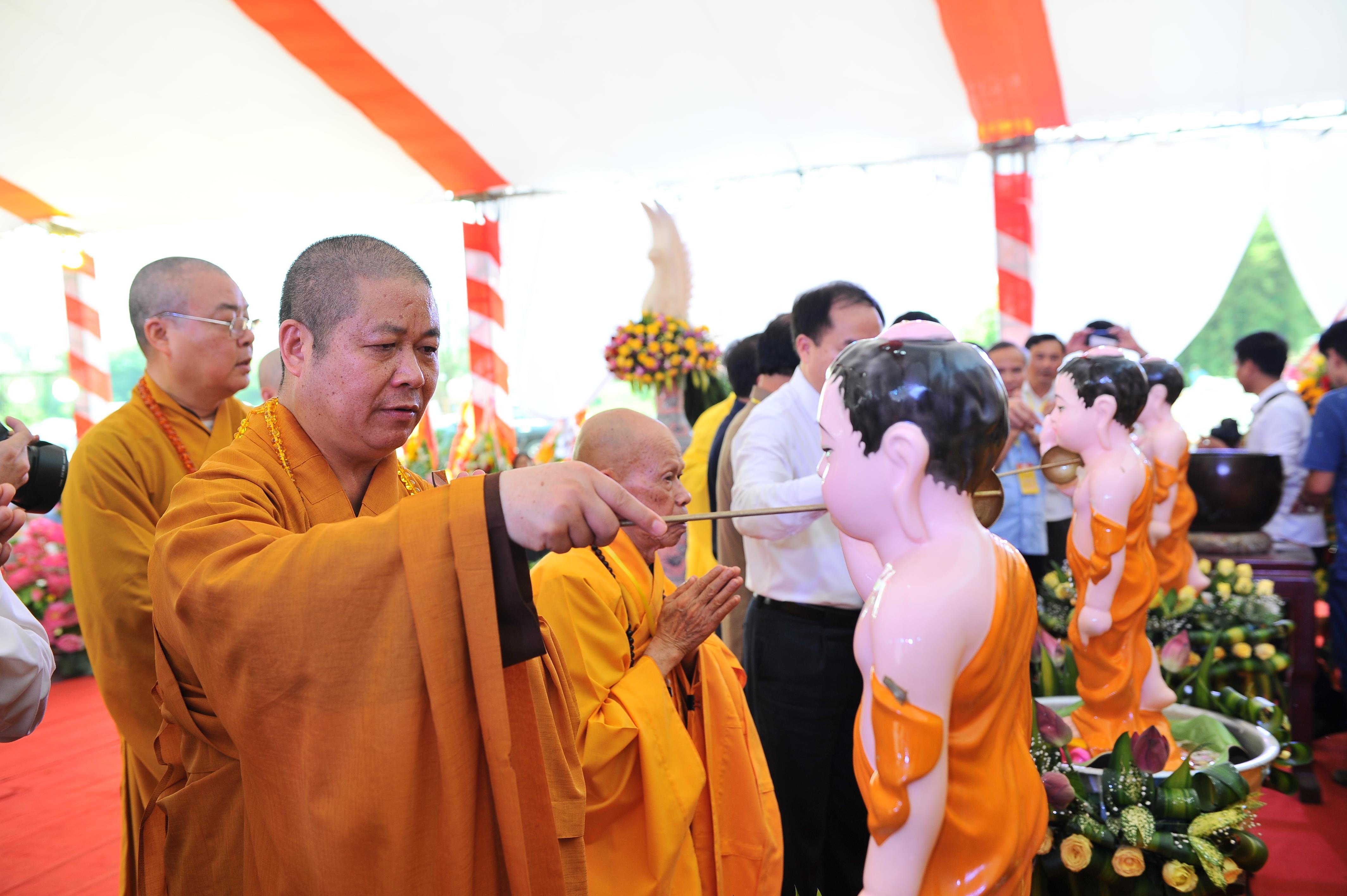 Các đại biểu thực hiện nghi lễ tắm Phật. Ảnh: Thành Cường
