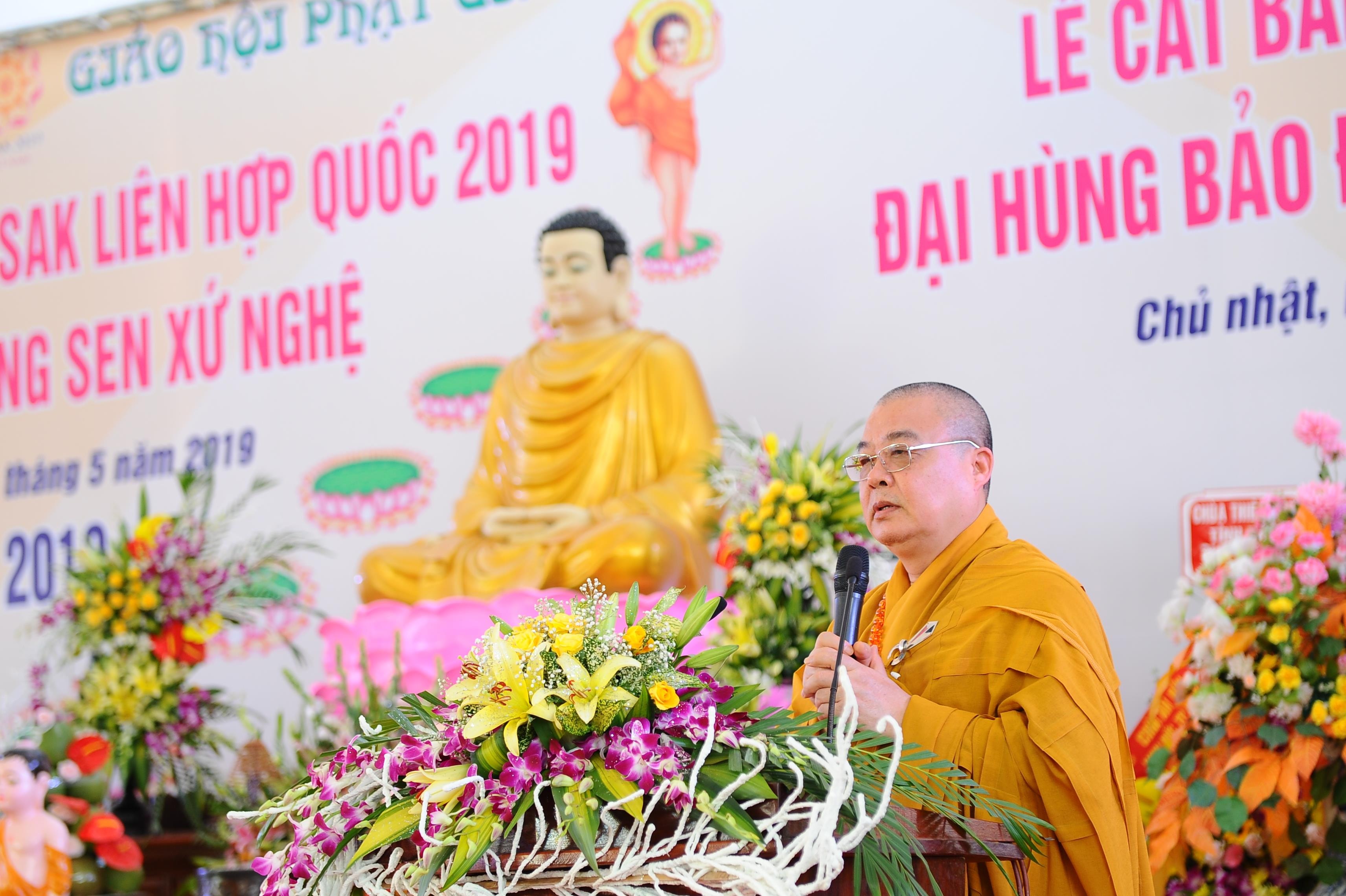 Hòa thượng Thích Thanh Nhiễu tuyên đọc Thông điệp Phật đản Phật lịch 2563. Ảnh: Thành Cường