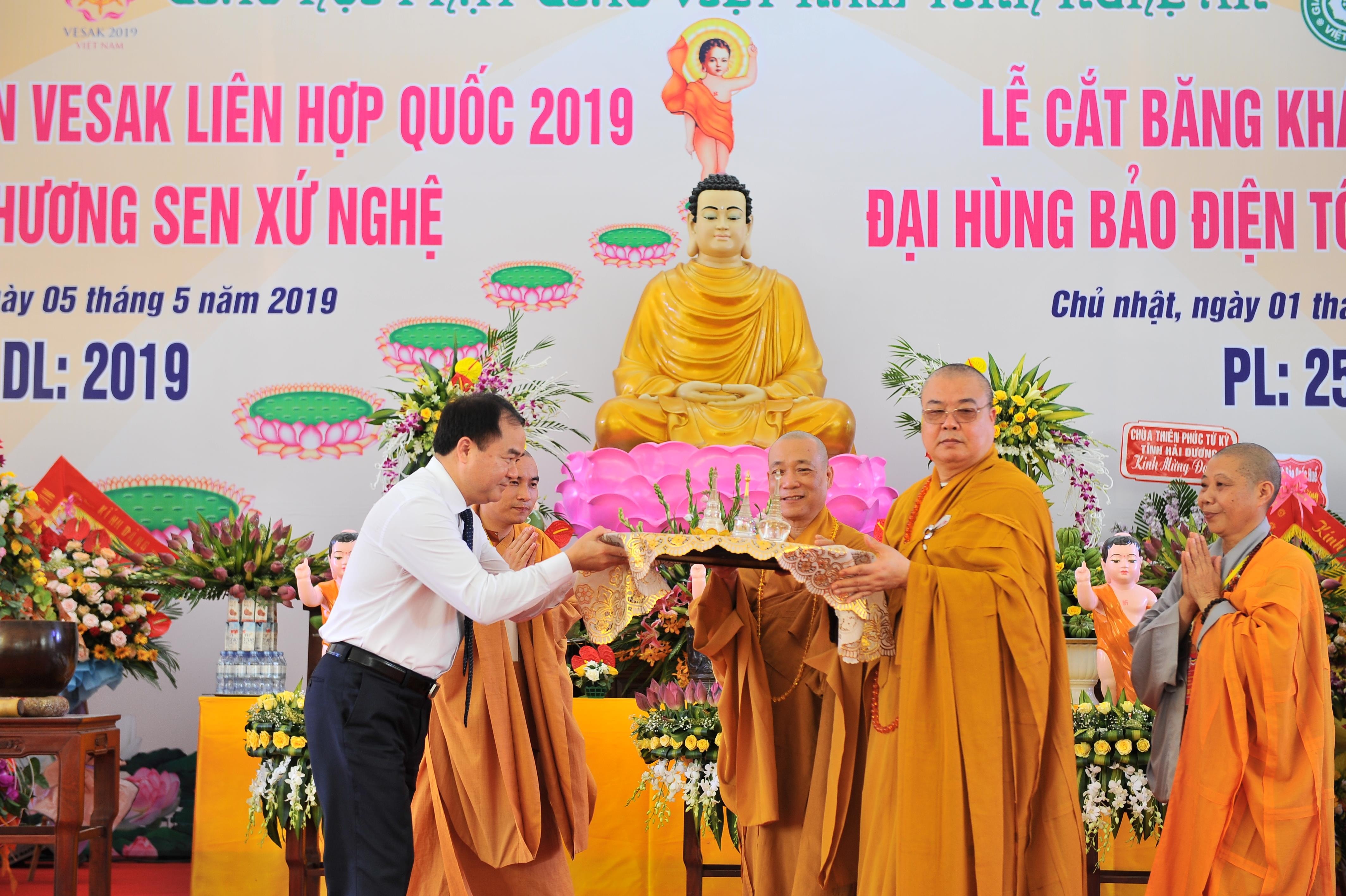 Đồng chí Vũ Chiến Thắng trao tặng 3 viên Xá Lợi Phật cho chùa Cần Linh. Ảnh: Thành Cường