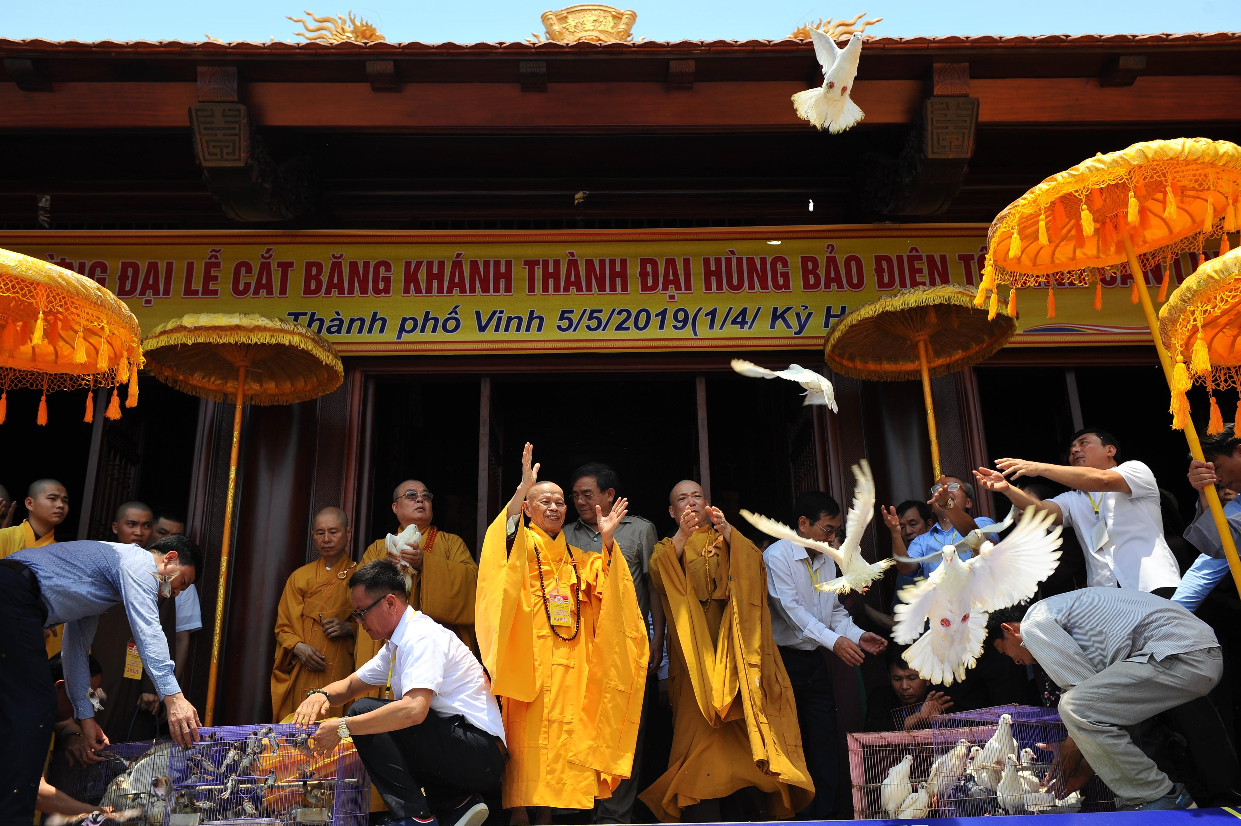 Thực hiện nghi thức thả chim phóng sinh. Ảnh: Thành Cường.