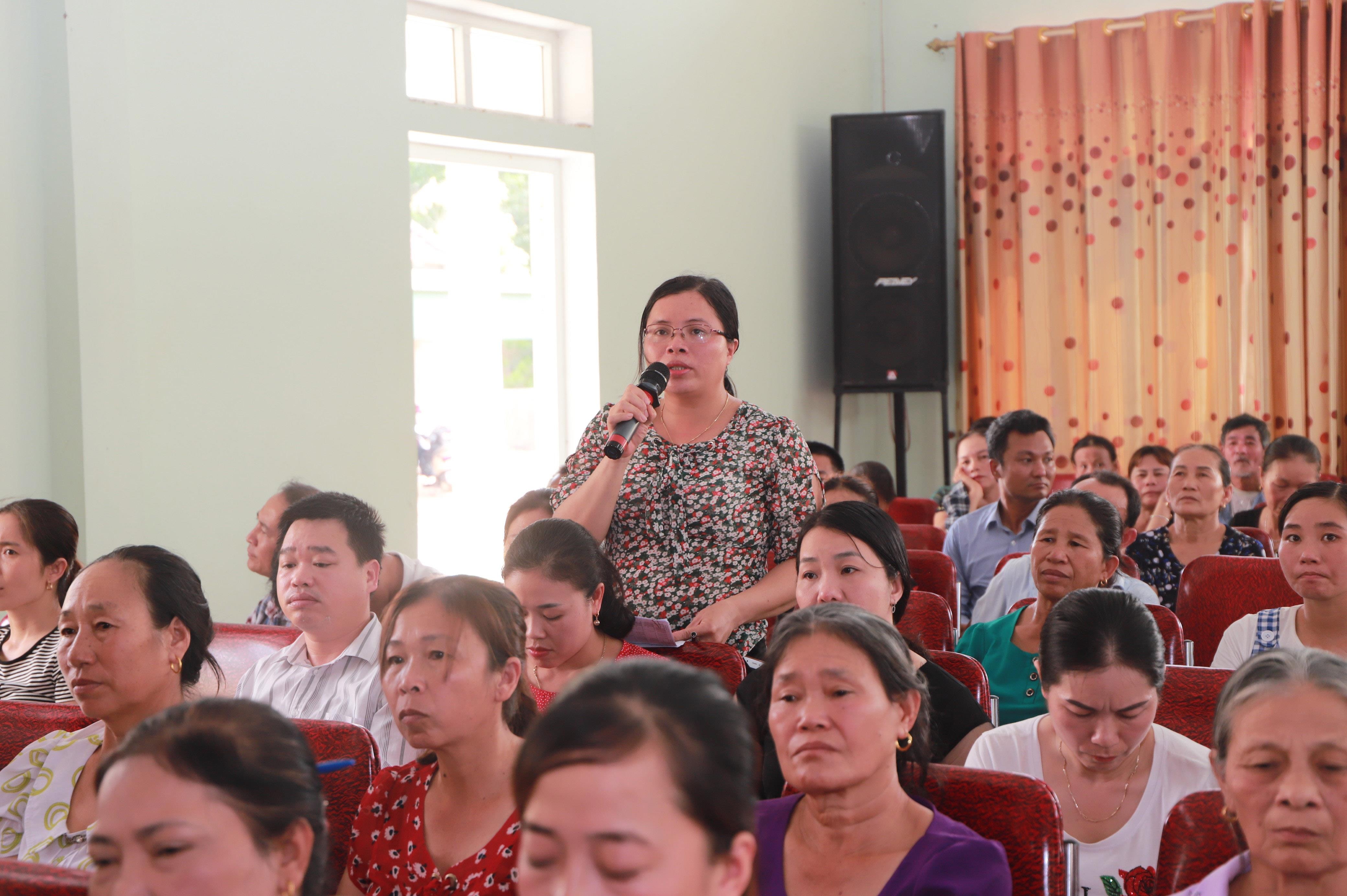 Cử tri xã Nghĩa Long, huyện Nghĩa Đàn phát biểu ý kiến. Ảnh: Thành Duy
