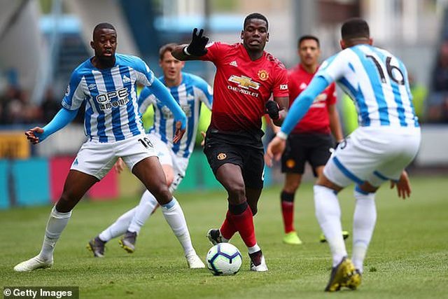 Paul Pogba có một trận đấu mờ nhạt trước các cầu thủ  Huddersfield