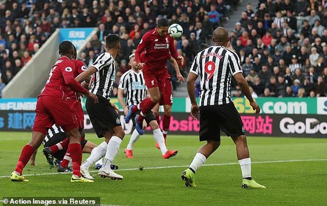 Van Dijk mở tỉ số cho Liverpool trong trận đấu với Newcastle.