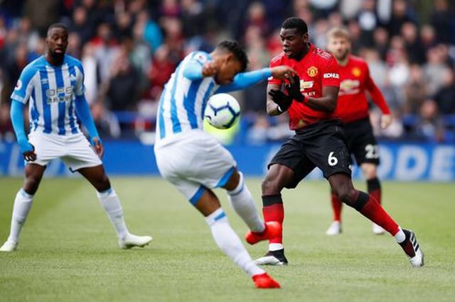 Các cầu thủ  Huddersfield có một trận đấu quả cảm trước MU.