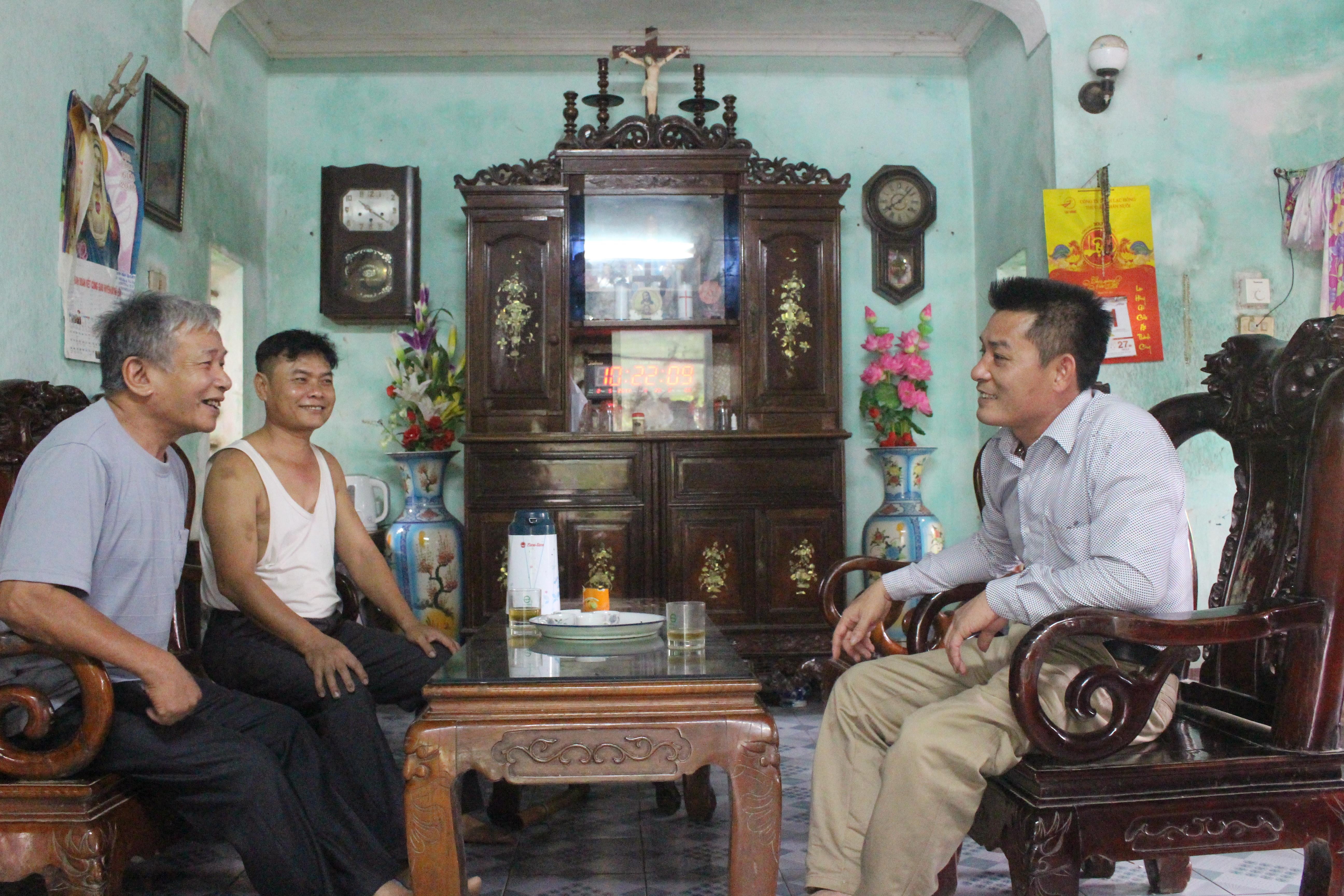 Anh Thăng thường xuyên đến nhà các hộ gia đình để nắm bắt tâm tư nguyện vọng của dân