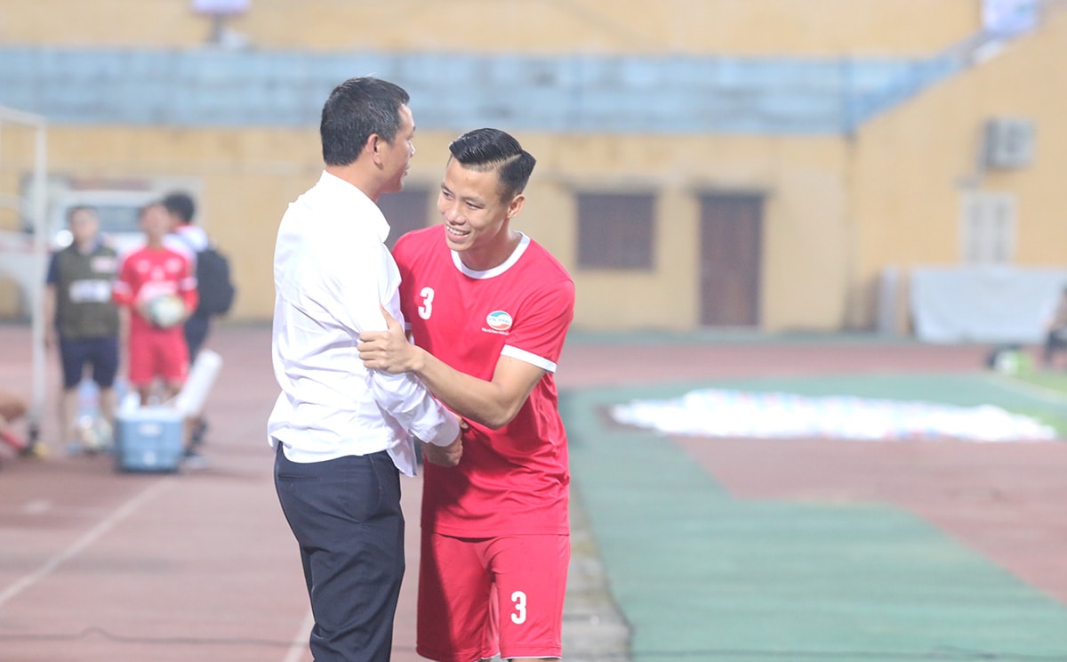 Ngay sau khi bước ra sân Hàng Đẫy chuẩn bị cho trận đấu, Quế Ngọc Hải chủ động lại hỏi thăm người thầy cũ. Ảnh: Thanh Tùng