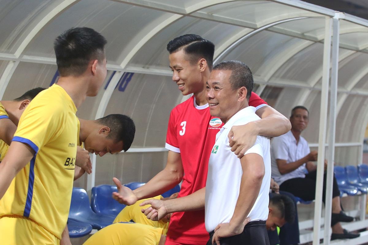Trước trận đấu, Quế Ngọc Hải thể hiện sự thân mật với các đồng đội cũ và BHL SLNA. Ảnh: Thanh Tùng