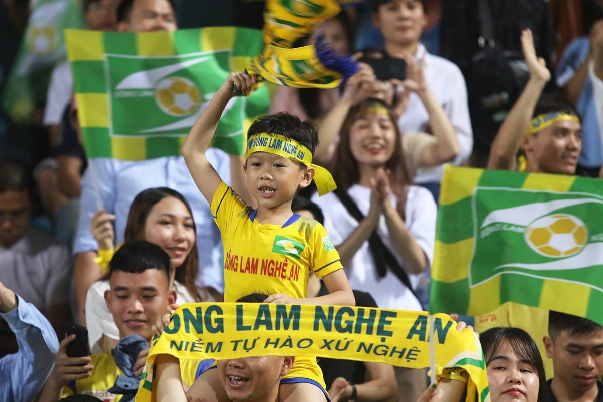 Những CĐV nhí của SLNA hòa mình vào ngày hội bóng đá tại Thủ đô. Ảnh: Trung Kiên
