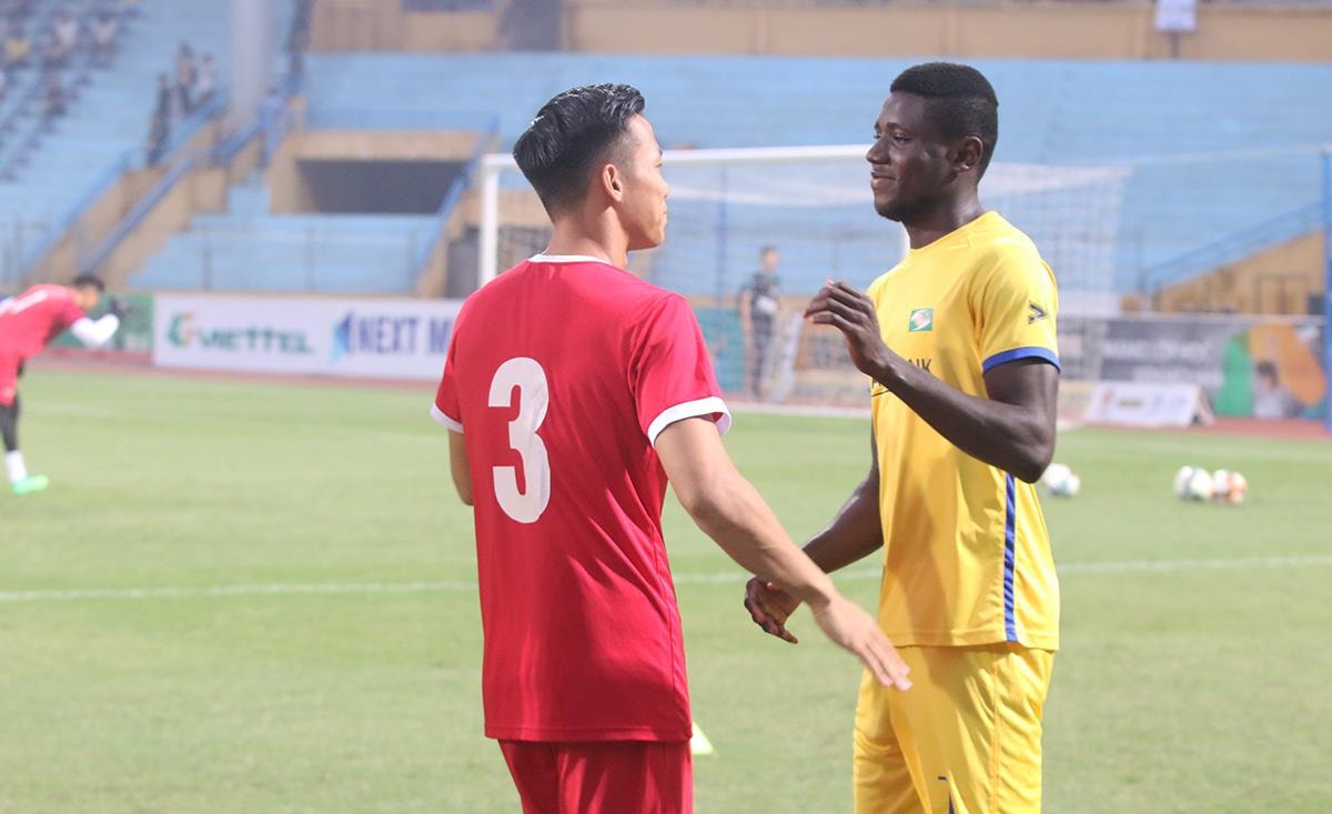 Sau 3 năm thi đấu cùng nhau, đây là lần đầu tiên Quế Ngọc Hải phải đối đầu với Michael Olaha bên phía SLNA. Ảnh: Thanh Tùng