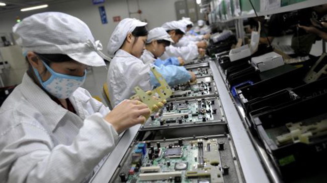 Công nhân lắp ráp linh kiện điện tử tại nhà máy công nghệ Foxconn tại Thâm Quyến, Trung Quốc. Ảnh: AFP/Getty Images