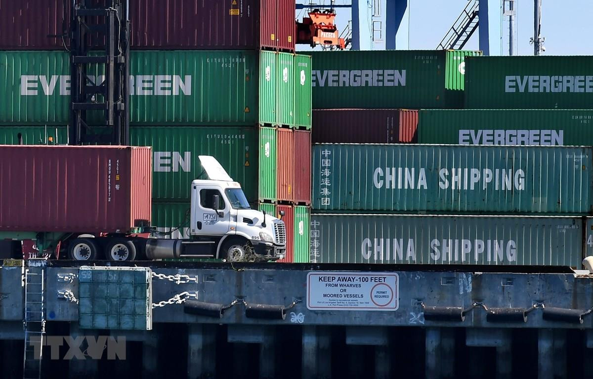 Bốc dỡ hàng hóa của Trung Quốc và một số quốc gia khác ở cảng Long Beach, Los Angeles (Mỹ) tháng 2/2019. Ảnh: AFP/TTXVN