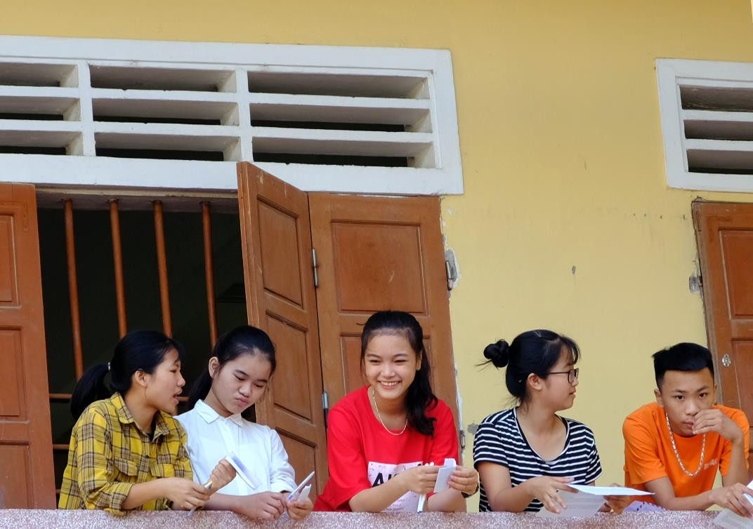 Thí sinh huyện Nghi Lộc tham dự Kỳ thi tuyển sinh lớp 10 tại điểm thi Trường THPT Nguyễn Duy Trinh. Ảnh: Mỹ Hà