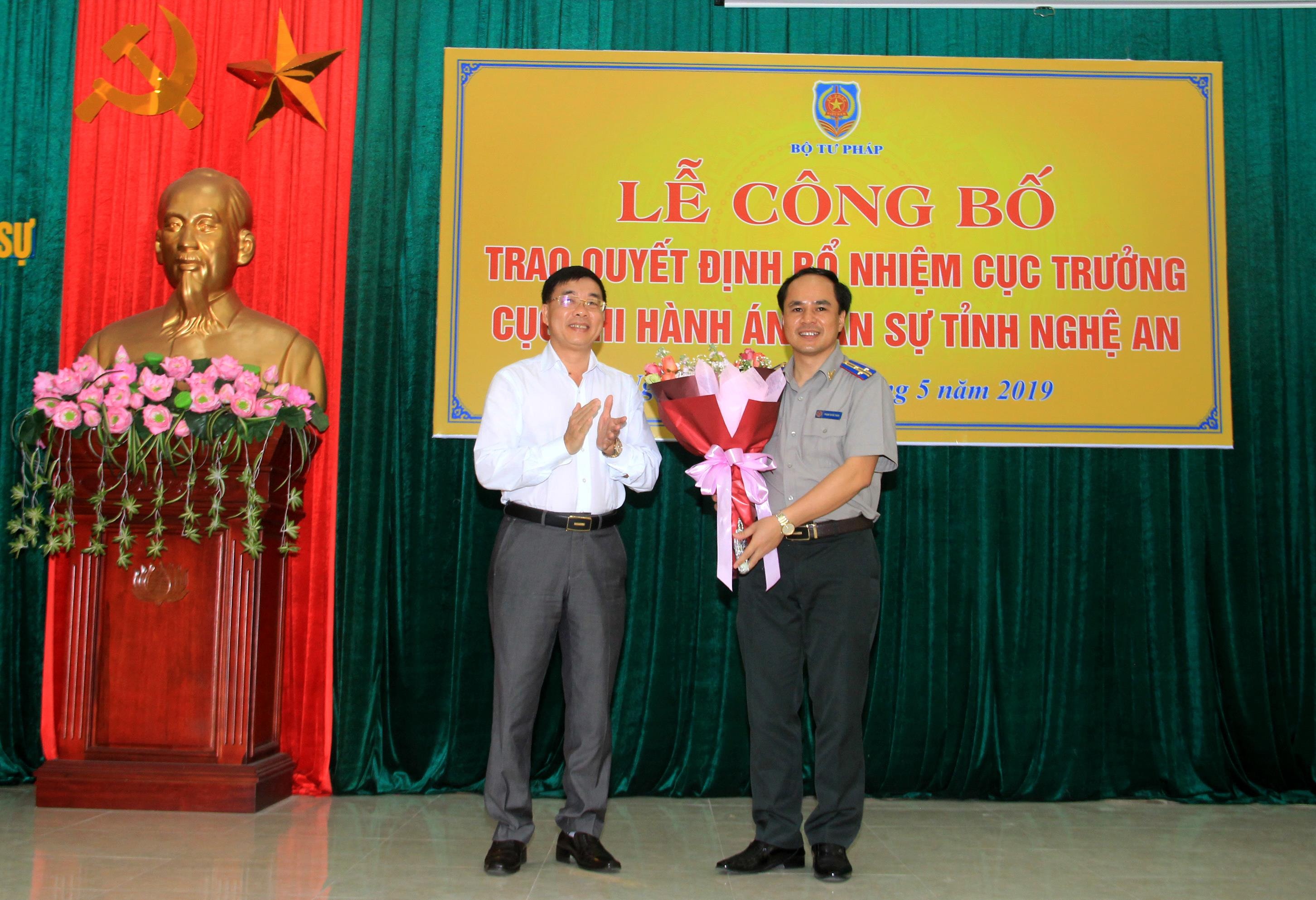 Đồng chí Nguyễn Văn Thông - Phó Bí thư Tỉnh ủy Nghệ An tặng hoa chúc mừng đồng chí Cục trưởng Cục Thi hành án dân sự tỉnh. Ảnh: P.B