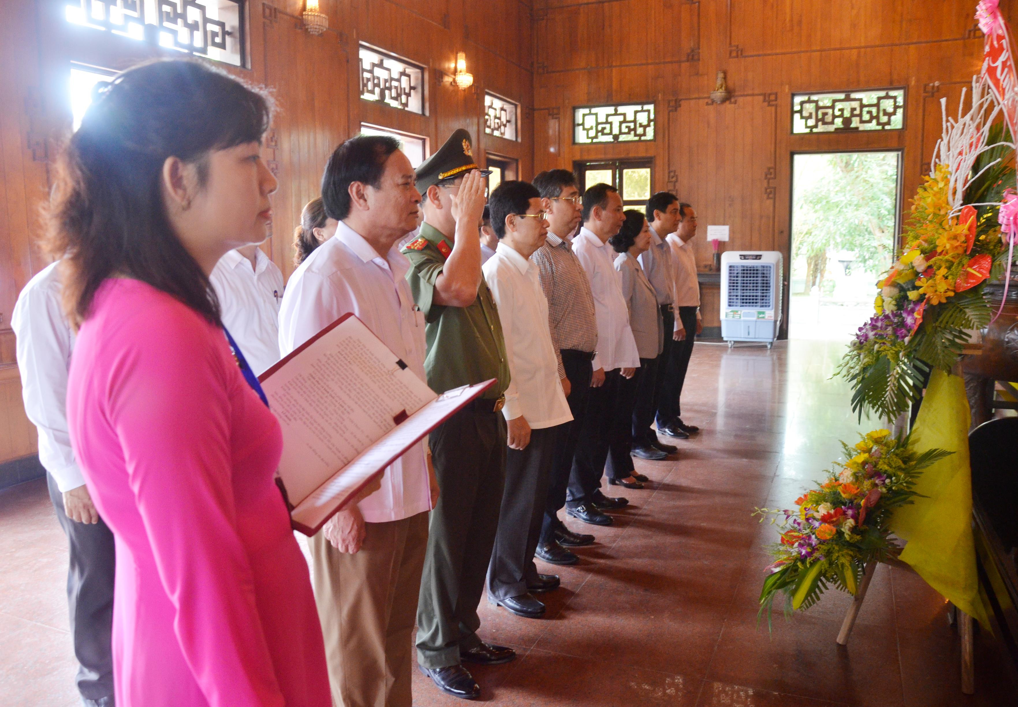 Đoàn Đại biểu bày tỏ lòng thành kính công lao vô hạn của Chủ tịch Hồ Chí Minh. Ảnh: Thanh Lê