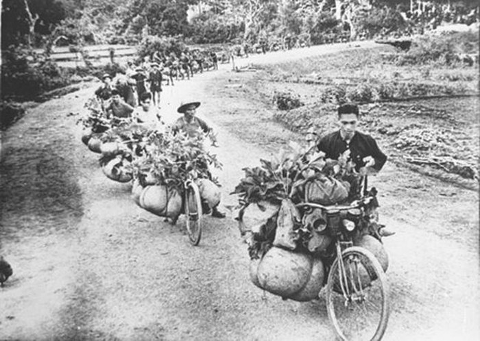 Dân công dùng xe đạp thồ phục vụ chiến dịch Điện Biên Phủ (ảnh tư liệu). (1)
