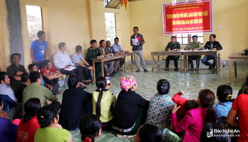 Ông Cụt Phò May kiểm điểm trước nười dân bản Noọng Dẻ ( Xã nậm Cắn, Kỳ Sơn) về hành vi vượt biên trái phép. Ảnh: tư liệu