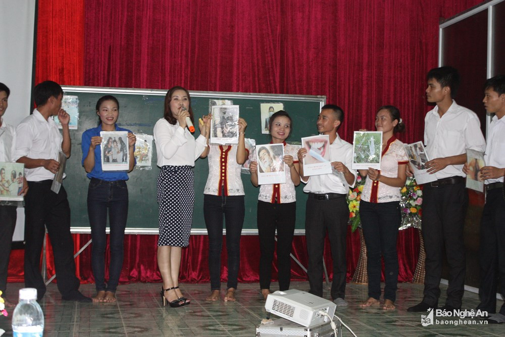 LĐLĐ tỉnh tổ chức truyền thông pháp luật lao động, phòng chống ma túy cho người lao động tại huyện Kỳ Sơn. Ảnh: Phước Anh