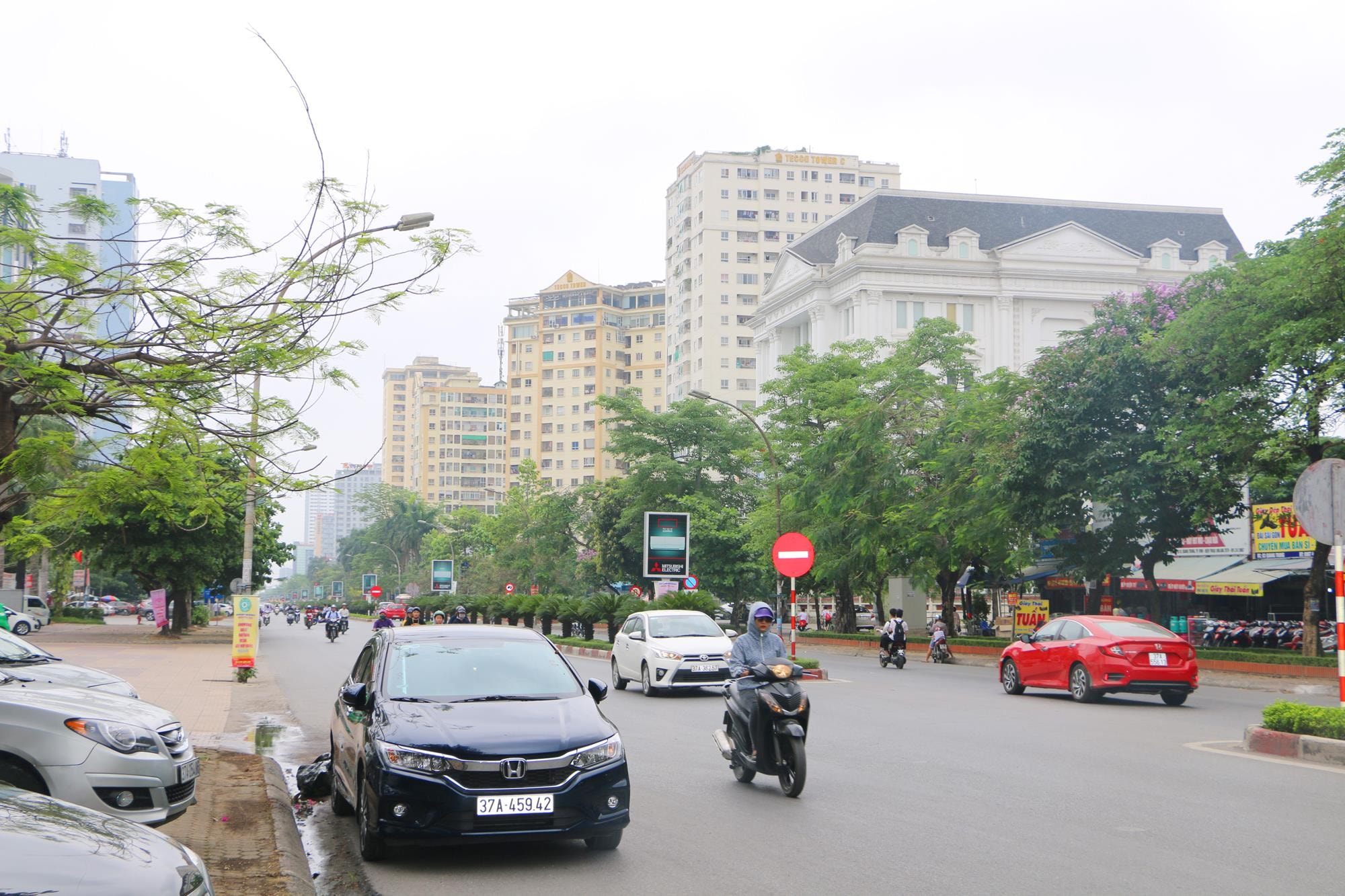 Đường Quang Trung có nhiều lợi thế về hạ tầng vỉa hè cũng như các cơ sở thương mại mua sắm để mỏ phố đi bộ. Ảnh: Nguyễn Hải