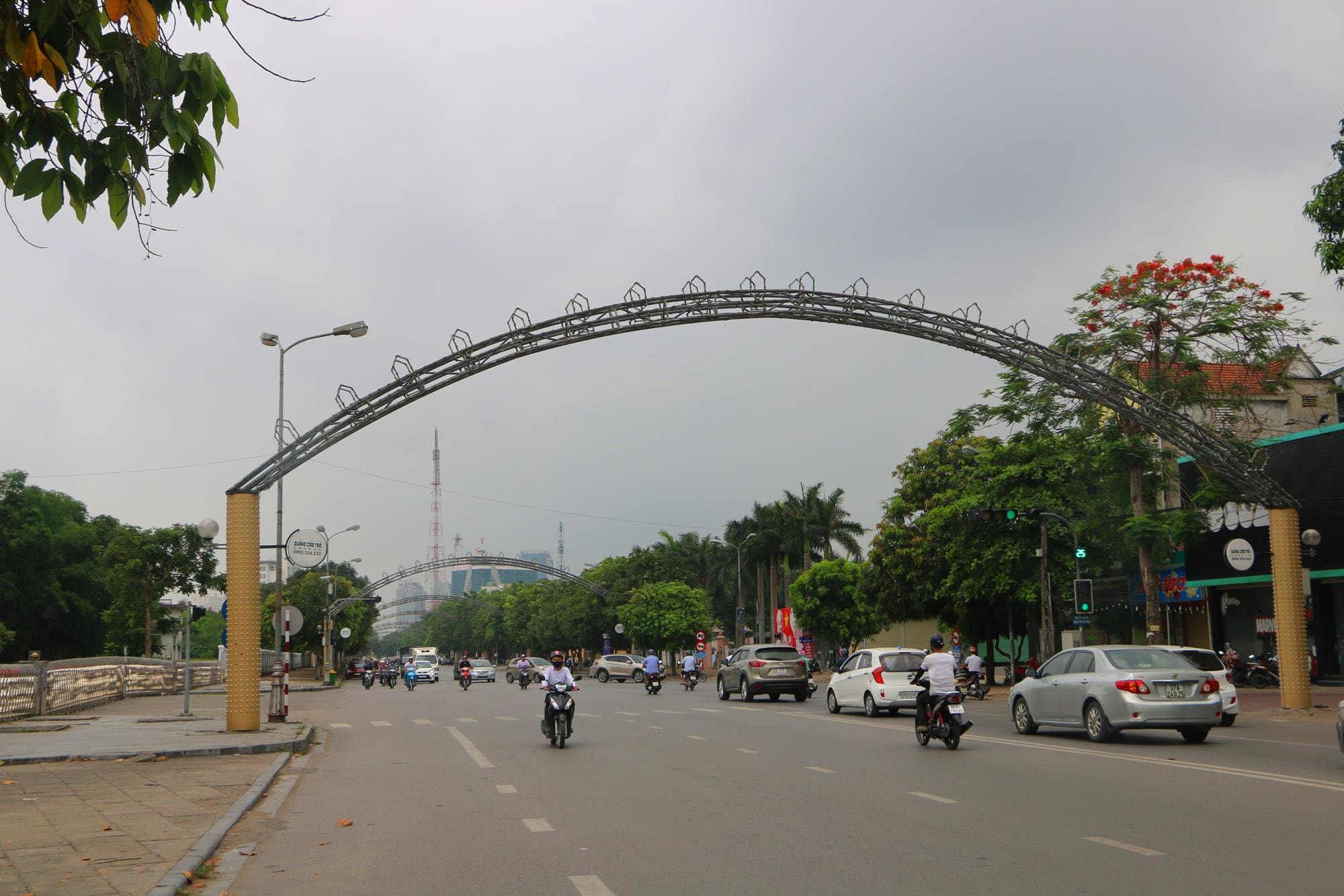 Đường Hồ Tùng Mậu đoạn tiếp giáp với đường Nguyễn Văn Cừ được TP dự định khảo sát để mở phố đi bộ. Ảnh: Nguyễn Hải