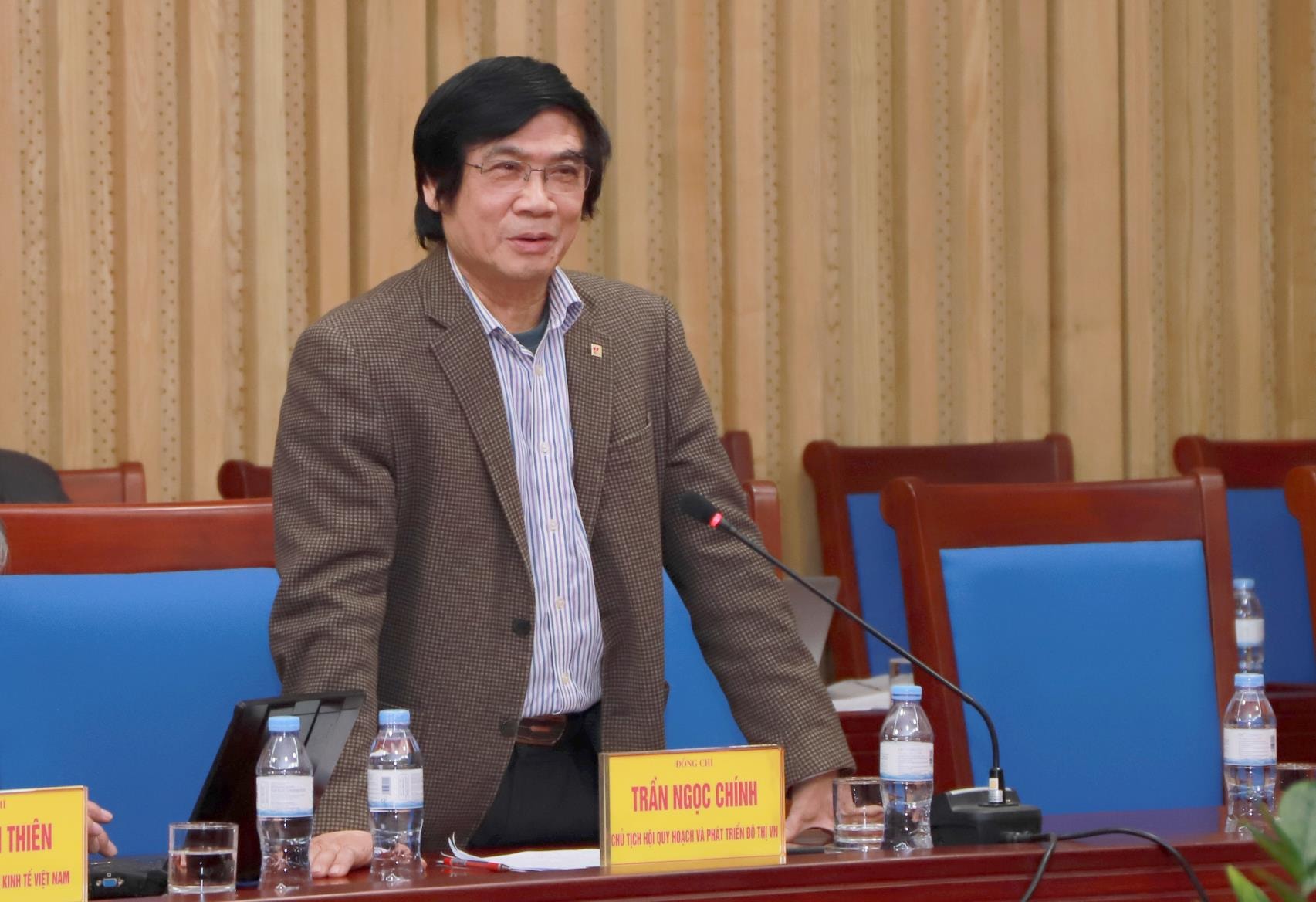 KTS Trần Ngọc Chính phát biểu tại hội thảo lấy ý kiến về quy hoạch phát triển tỉnh Nghệ An. Ảnh: Thành Duy