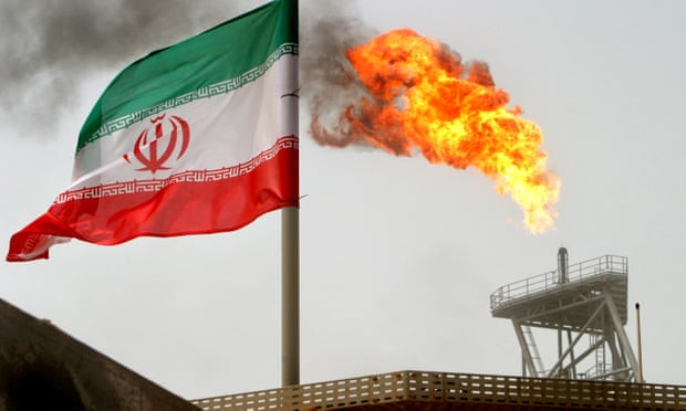 Mỹ đã tuyên bố trừng phạt các nước nhập khẩu dầu lửa từ Iran. Ảnh: Reuters
