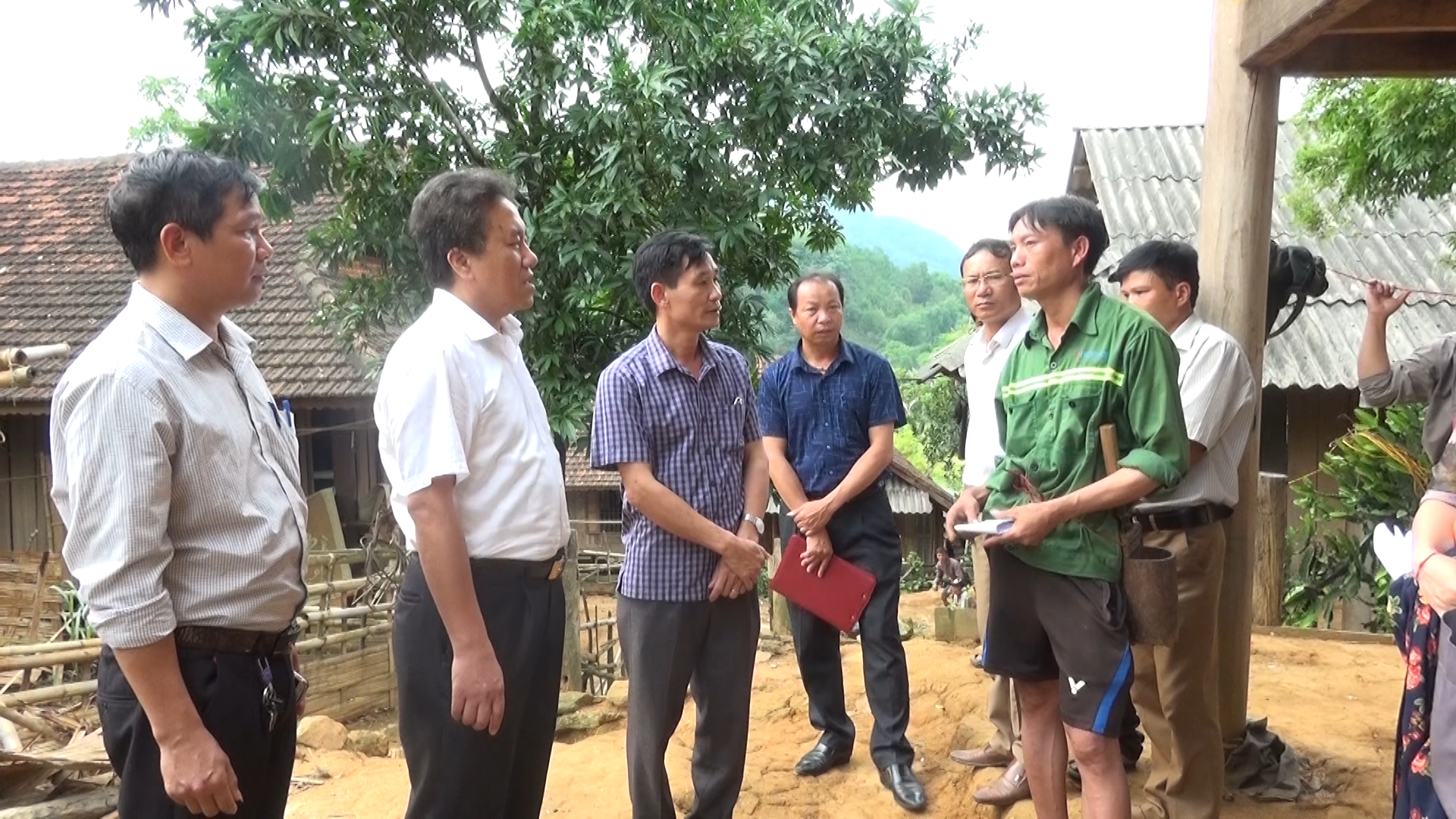Các đồng chí lãnh đạo Huyện ủy, UBND huyện Quế Phong, thăm hỏi, động viên gia đình có nhà bị sập. Ảnh Ngọc Tăng
