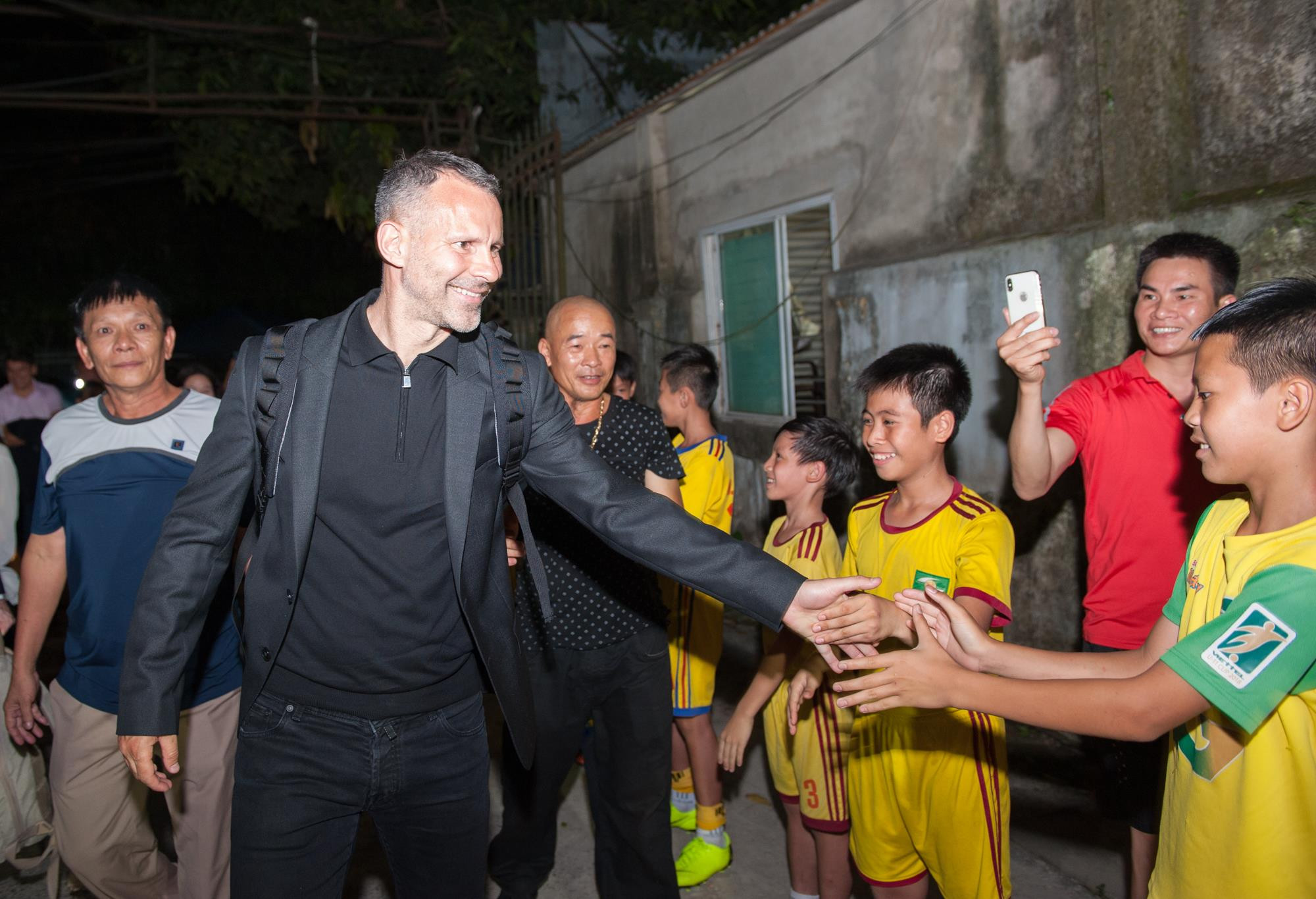 Ryan Giggs bắt tay các cầu thủ trẻ SLNA. Ảnh: Thành Cường