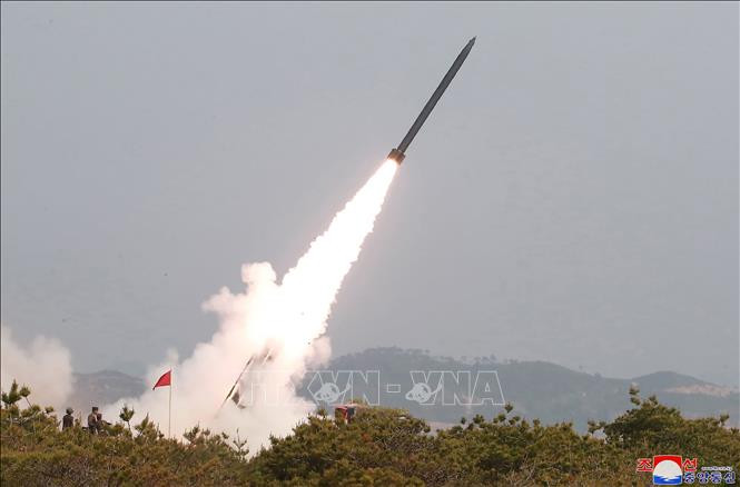 Một loại vũ khí chiến thuật được Triều Tiên thử nghiệm tại một địa điểm không xác định ngày 4/5/2019. Ảnh: AFP/TTXVN