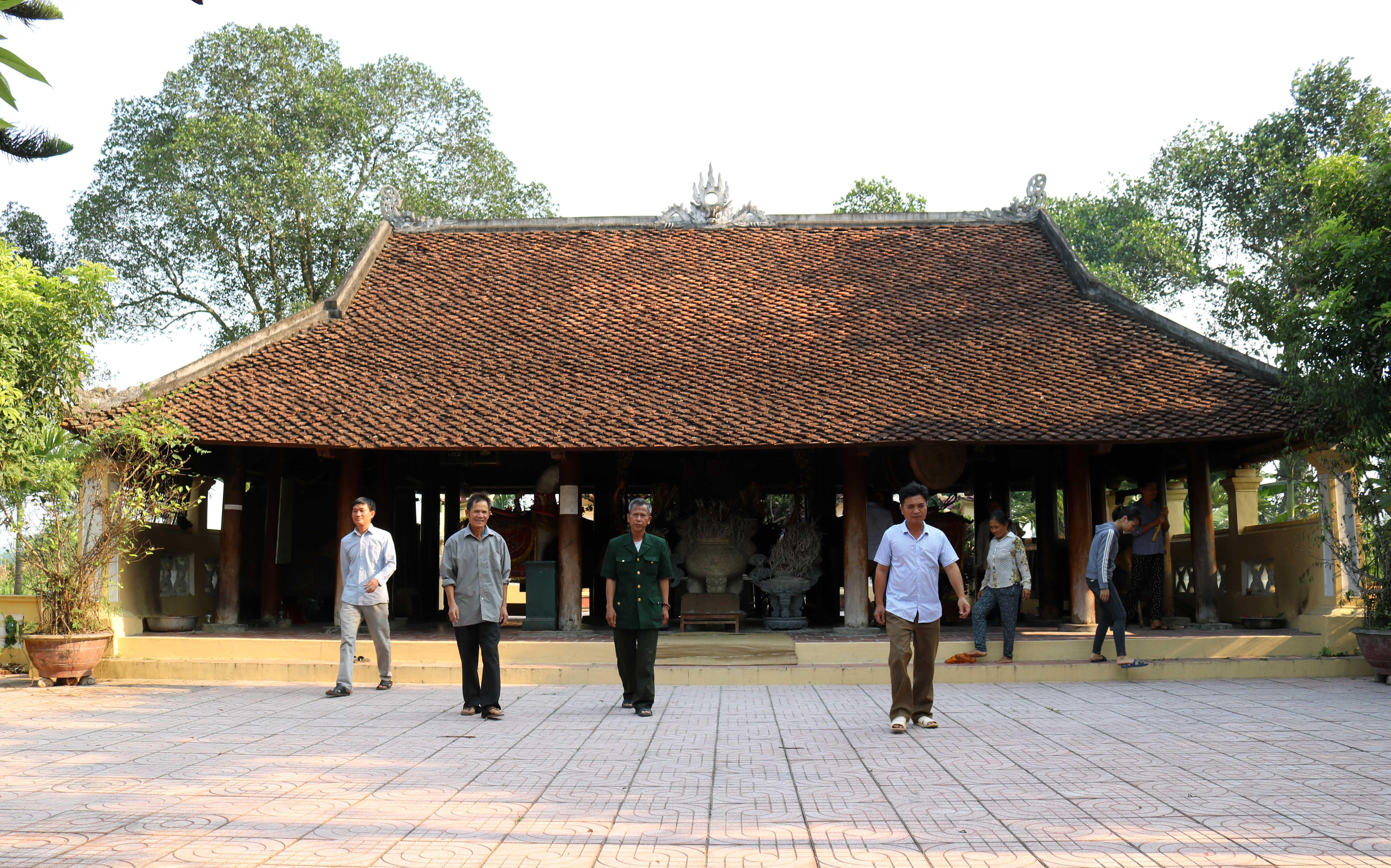 Tồn tại qua hàng trăm năm, đền Hữu không chỉ là một di tích kiến trúc nghệ thuật độc đáo, nơi sinh hoạt văn hóa tâm linh thể hiện truyện thống uống nước nhớ nguồn của nhân dân, mà còn là chứng tích của nhiều sự kiện lịch sử quan trọng. Những năm 1930 - 1931, đền là địa điểm hội họp bí mật của chi bộ Đồng Sinh và là nơi in ấn, cất giấu tài liệu của Đảng. Trong những năm từ 1968 - 1972, đền trở thành địa điểm tập kết vũ khí, đạn dược và là kho trung chuyển cho chiến trường miền Nam… Với những giá trị to lớn đó, đền Hữu đã được xếp hạng là Di tích Lịch sử - Kiến trúc Nghệ thuật Quốc gia năm 2009.