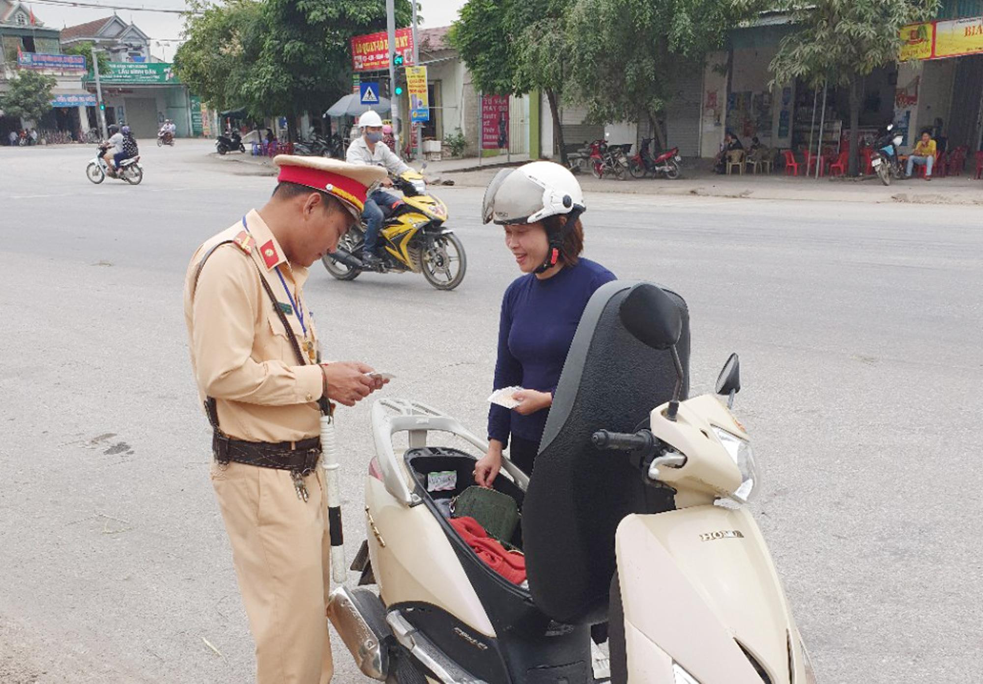 Cảnh sát giao thông thị xã Hoàng Mai tuần tra,kiểm soát việc chấp hành pháp luật về trật tự ATGT trên địa bàn. Ảnh: Minh Chi