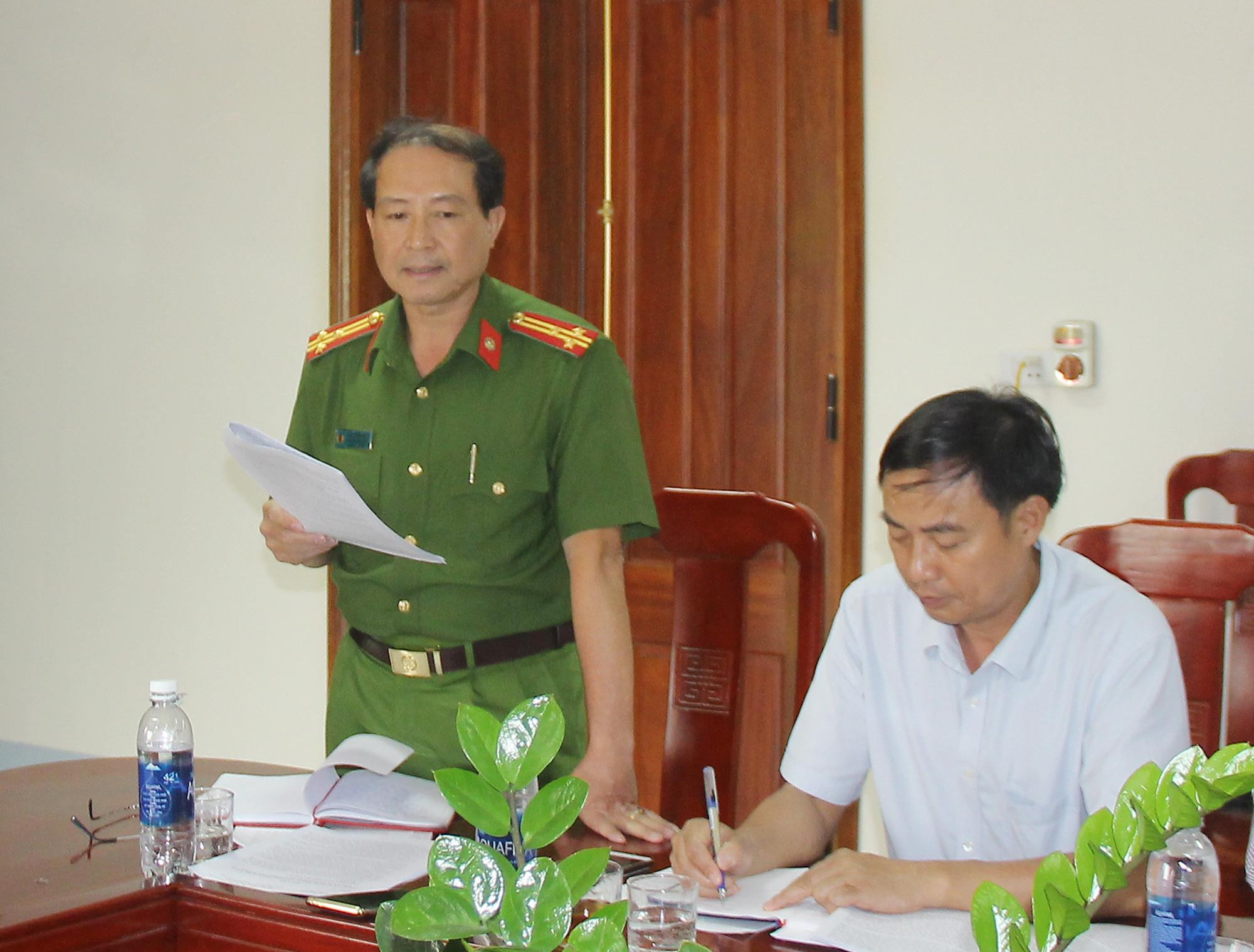 Thượng tá Cao Thanh Hải - Phó trưởng Công an huyện giải trình một số vấn đề đoàn giám sát quan tâm. Ảnh: Minh Chi