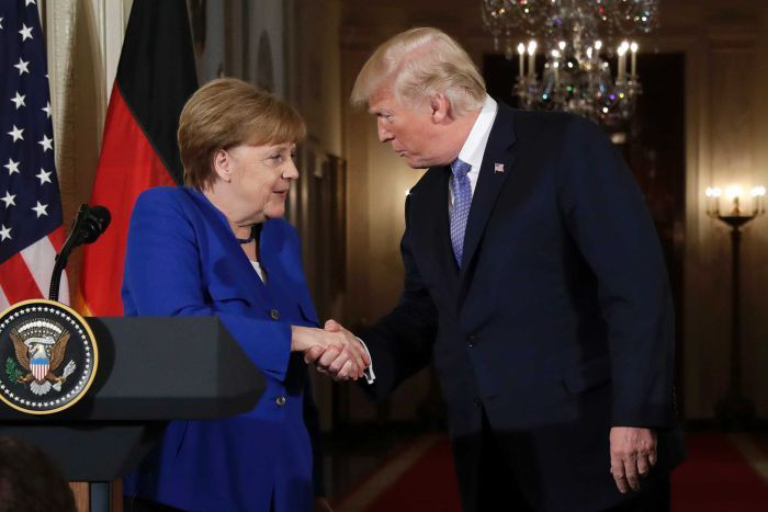 Thủ tướng Đức Angela Merkel và Tổng thống Mỹ Donald Trump. Ảnh minh họa: AP.