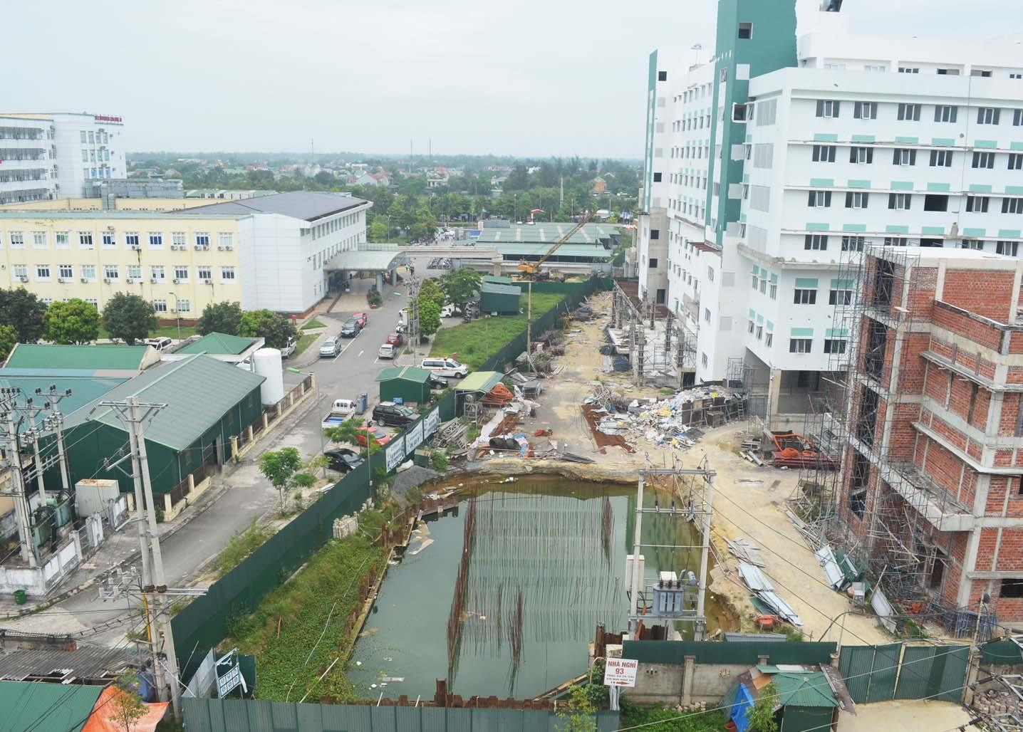 Đoạn đường Hồ Tông Thốc được mở lại có vị trí giữa Bệnh viện HNĐK Nghệ An và dự án Bệnh viện HNĐK Nghệ An giai đoạn 2. Ảnh: Nhật Lân